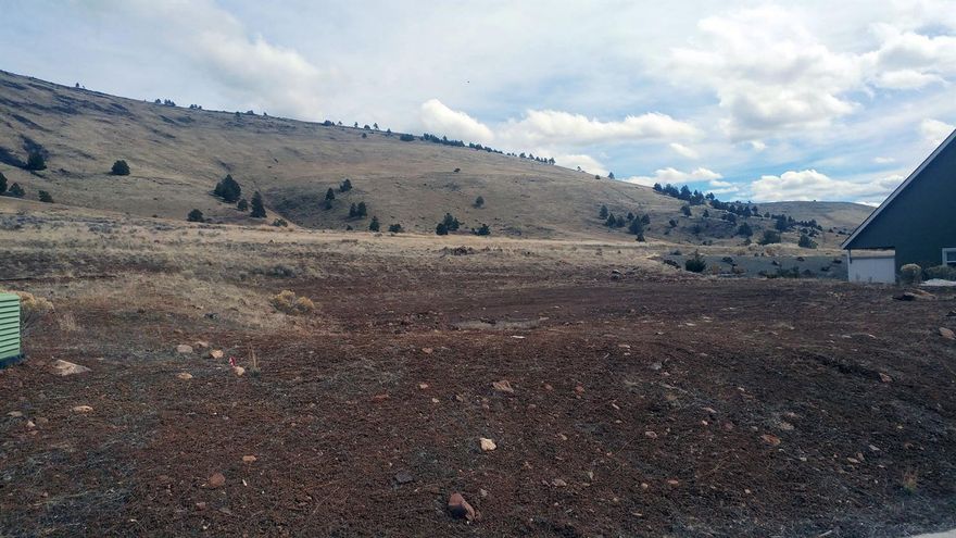 ONE PARTY LISTING-Level lot in the upscale Skyridge Estates Subdivision! Located in the suburbs of Klamath Falls with endless views of Mountains, Lakes and the City. Ready to be built on and surrounded by high end homes. On a private, dead end street at the top of the hill with mountains all around. Close to hiking and activities at the base of Hogsback, walking distance to Steen's Sports Park and centrally located off North Homedale just off Foothills Blvd in Klamath Falls.