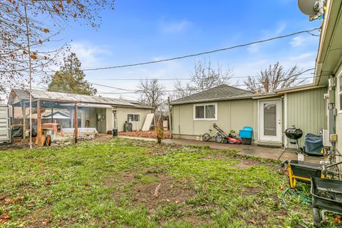Tiny photo for 801 Beekman Avenue, Medford, OR 97501 (MLS # 220213034)
