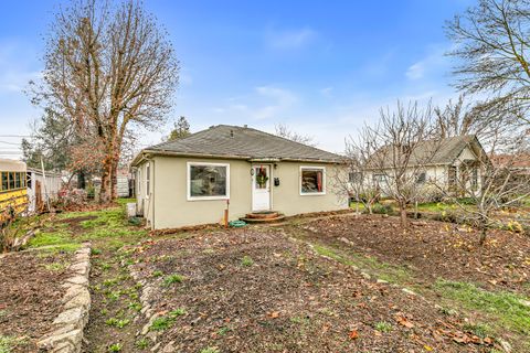 Photo of 801 Beekman Avenue, Medford, OR 97501 (MLS # 220213034)