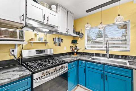 Tiny photo for 801 Beekman Avenue, Medford, OR 97501 (MLS # 220213034)