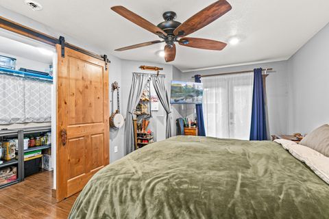 Tiny photo for 801 Beekman Avenue, Medford, OR 97501 (MLS # 220213034)