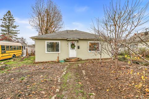 Tiny photo for 801 Beekman Avenue, Medford, OR 97501 (MLS # 220213034)