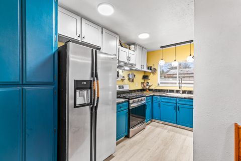 Tiny photo for 801 Beekman Avenue, Medford, OR 97501 (MLS # 220213034)