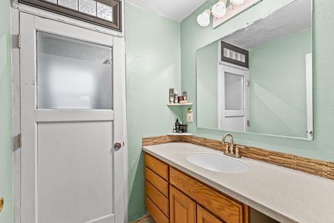 Tiny photo for 801 Beekman Avenue, Medford, OR 97501 (MLS # 220213034)