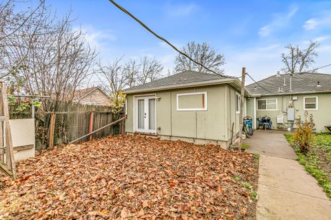 Tiny photo for 801 Beekman Avenue, Medford, OR 97501 (MLS # 220213034)