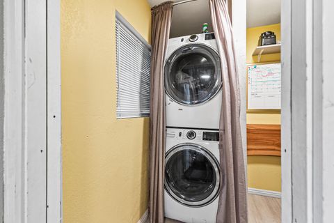 Tiny photo for 801 Beekman Avenue, Medford, OR 97501 (MLS # 220213034)