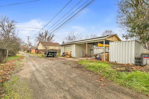 Tiny photo for 801 Beekman Avenue, Medford, OR 97501 (MLS # 220213034)