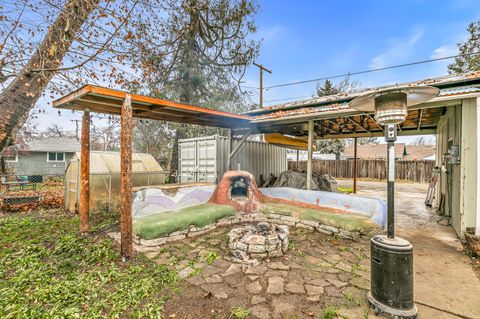 Tiny photo for 801 Beekman Avenue, Medford, OR 97501 (MLS # 220213034)