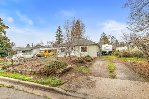 Tiny photo for 801 Beekman Avenue, Medford, OR 97501 (MLS # 220213034)