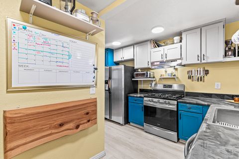 Tiny photo for 801 Beekman Avenue, Medford, OR 97501 (MLS # 220213034)