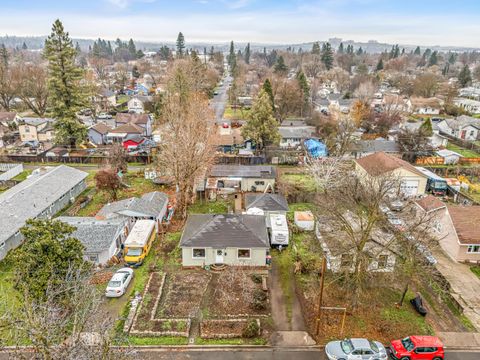 Tiny photo for 801 Beekman Avenue, Medford, OR 97501 (MLS # 220213034)