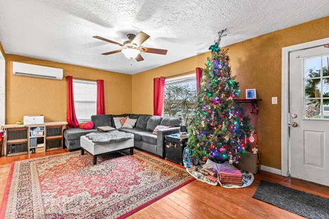 Tiny photo for 801 Beekman Avenue, Medford, OR 97501 (MLS # 220213034)