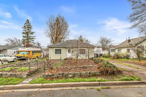 Tiny photo for 801 Beekman Avenue, Medford, OR 97501 (MLS # 220213034)