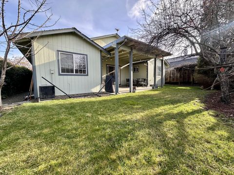 Tiny photo for 135 Meadow Slope Drive, Talent, OR 97540 (MLS # 220215080)