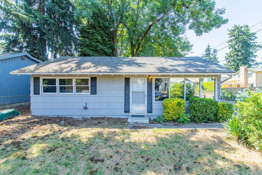 Sweet Midcentury Ranch in St Johns. 2 Bedroom home on an extra big lot. Bright living room with SE facing window. Hardwoods throughout living and bedrooms. Kitchen leads to patio/storage and fully fenced backyard. Park your boat or have a huge garden! Nearby Pier Park and downtown St Johns. See Virtual Tour for links to more info! Home Energy Score: 3