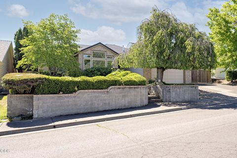 Photo of 2868 Wilkshire Drive, Medford, OR 97504 (MLS # 220223874)