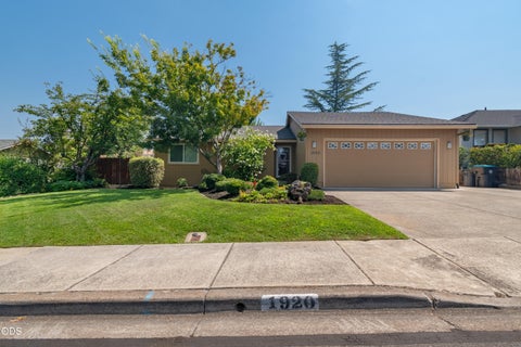 Photo of 1920 Pinedale Street, Medford, OR 97504 (MLS # 220226999)