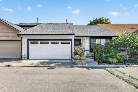 Photo of 653 Golden Lane, Medford, OR 97504 (MLS # 220226595)