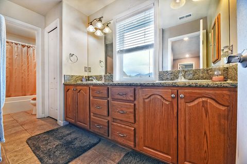 Tiny photo for 301 Leeannas Way, Shady Cove, OR 97539 (MLS # 220213129)