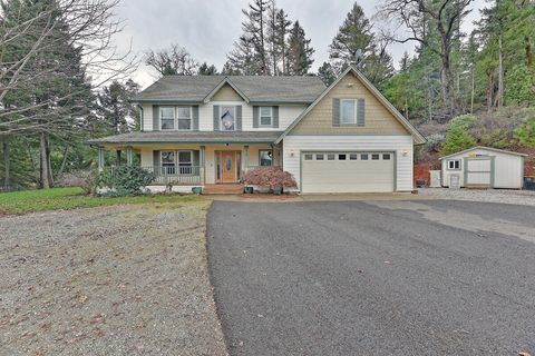 Photo of 301 Leeannas Way, Shady Cove, OR 97539 (MLS # 220213129)