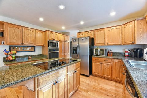 Tiny photo for 301 Leeannas Way, Shady Cove, OR 97539 (MLS # 220213129)
