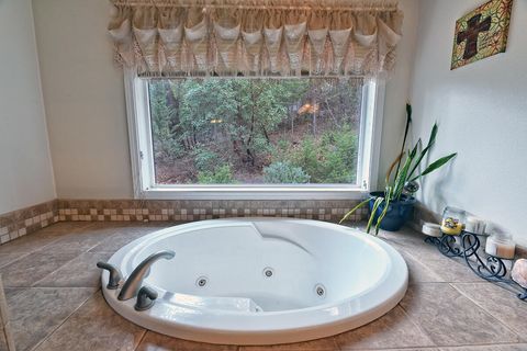 Tiny photo for 301 Leeannas Way, Shady Cove, OR 97539 (MLS # 220213129)