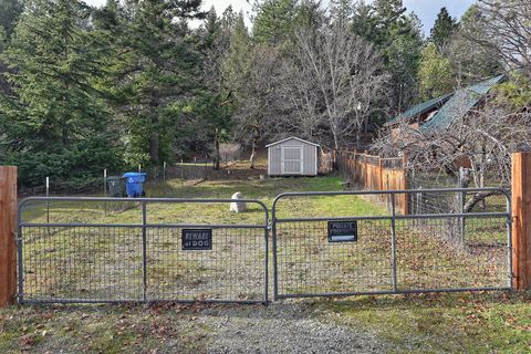 Tiny photo for 301 Leeannas Way, Shady Cove, OR 97539 (MLS # 220213129)