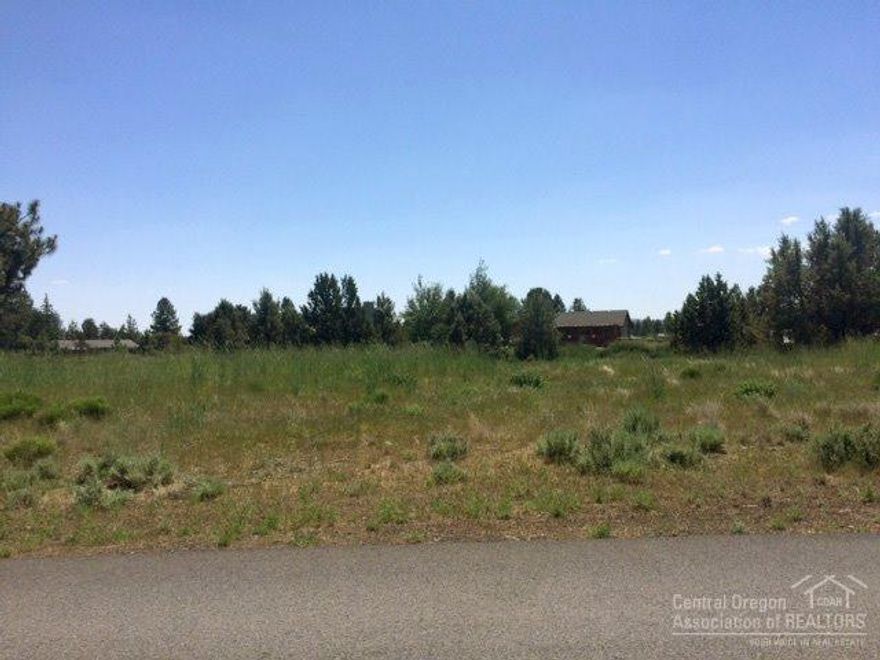 Looking to build your dream home?? Hard to find .47 acre infield lot located on the South East side of town in established neighborhood. Perfect place to build your home and have a place for all your toys. This won't last long!