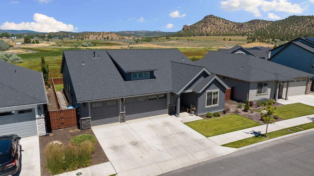 1085 NE Henry Drive