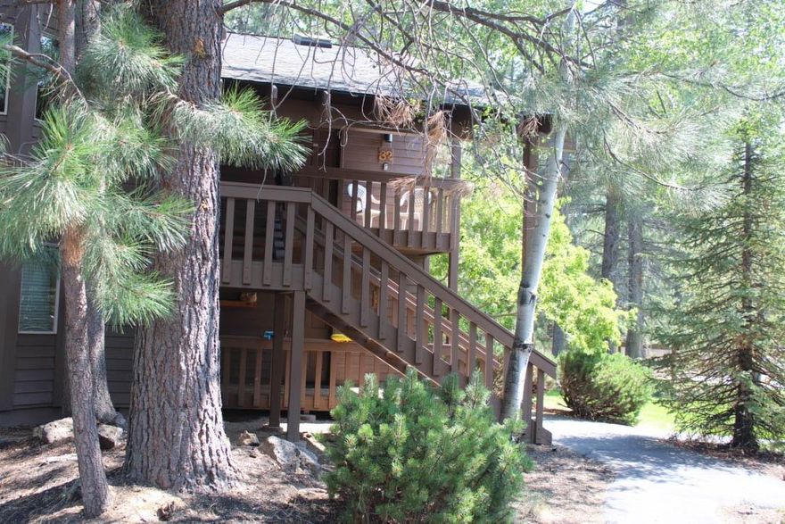 Enjoy world class golf on 2 championship golf courses, skiing/snowboarding at Mt. Bachelor. Fishing, kayaking, biking on 40+ miles of bike trails, tennis, w/in Sunriver EZ access to SHARC. 25% (12 wks) Deeded Co-ownership in a light & bright upstairs rental unit, with open floor plan, cozy gas frpl. No smoking/no pet rules apply. HOA fees include all expenses except per stay cleaning fee ($90 cash), ($95 cc). Onsite: pool, hot tub, tennis & clubhouse. Enjoy all that Central Oregon has to offer!