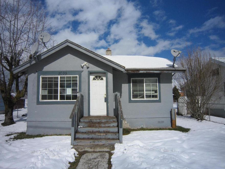 3 Bedroom 1 bath home not far from Fred Meyer. Home has 892 sq. ft. Nice sized living room with tile floor.