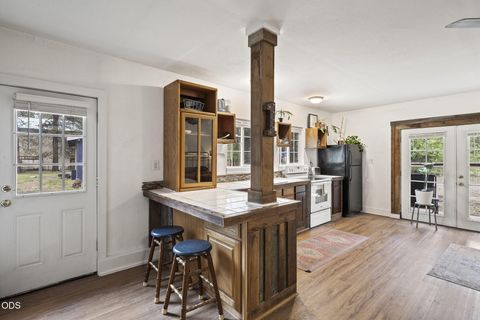 Tiny photo for 16024 Leona Lane, La Pine, OR 97739 (MLS # 220222541)