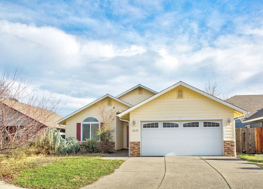 Perfect for first time home buyers, downsizers and investors! This move in ready home boasts a split floor plan and a very open living space that makes the most of its 1504 square feet. Enjoy cathedral ceilings, newer water heater, AC, dishwasher,stove and microwave, plus brand new carpets. This home features a fenced back yard with a covered patio, all located in the Grants Pass School District.