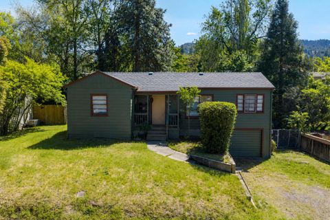 Photo of 1628 Parker Street, Ashland, OR 97520 (MLS # 220220194)