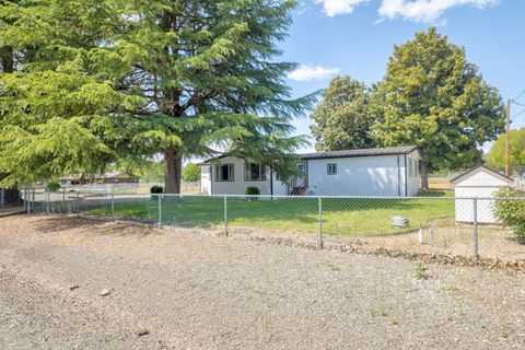 Photo of 210 Sycamore Drive, Grants Pass, OR 97526 (MLS # 220214028)