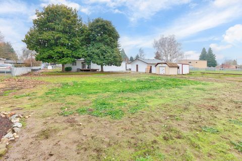 Tiny photo for 210 Sycamore Drive, Grants Pass, OR 97526 (MLS # 220214028)