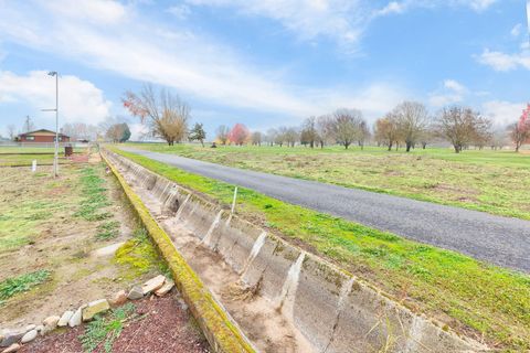 Tiny photo for 210 Sycamore Drive, Grants Pass, OR 97526 (MLS # 220214028)