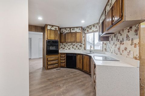 Tiny photo for 210 Sycamore Drive, Grants Pass, OR 97526 (MLS # 220214028)