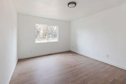 Tiny photo for 210 Sycamore Drive, Grants Pass, OR 97526 (MLS # 220214028)