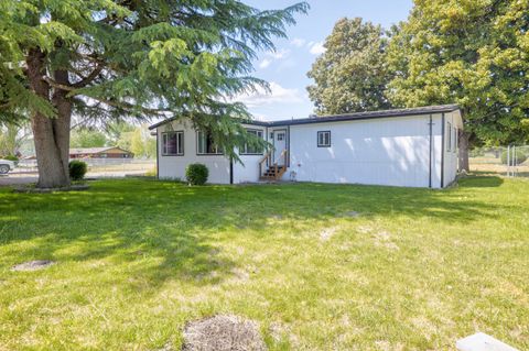 Tiny photo for 210 Sycamore Drive, Grants Pass, OR 97526 (MLS # 220214028)