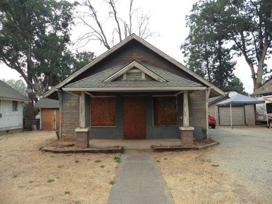 Tons of potential and many possibilities!!! Cottage located close to services and offers a large lot. Property also offers a detached garage/shop and alley access. Step inside to a blank canvas and make this property shine.