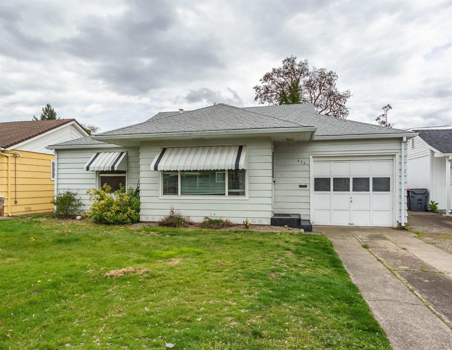 Main image without alt text