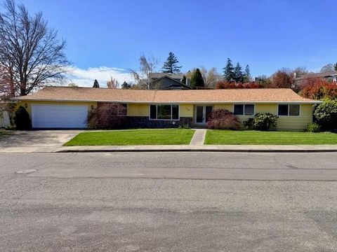 Photo of 108 NW Sunhill Drive, Grants Pass, OR 97526 (MLS # 220217744)