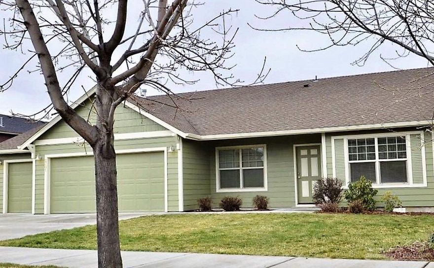 $$$ THOUSANDS of dollars in recent seller improvements, like a NEW KITCHEN REMODEL! There are to many NEW things to even list out! + with Vaulted ceilings, an open floor plan & approx .25 acre(+-) yard and a 3 car garage, this home is perfect for entertaining and an active family who are looking to live in Redmond. Come see!!!