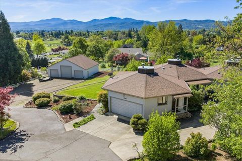 Photo of 2340 Hillside Drive, Central Point, OR 97502 (MLS # 220219924)