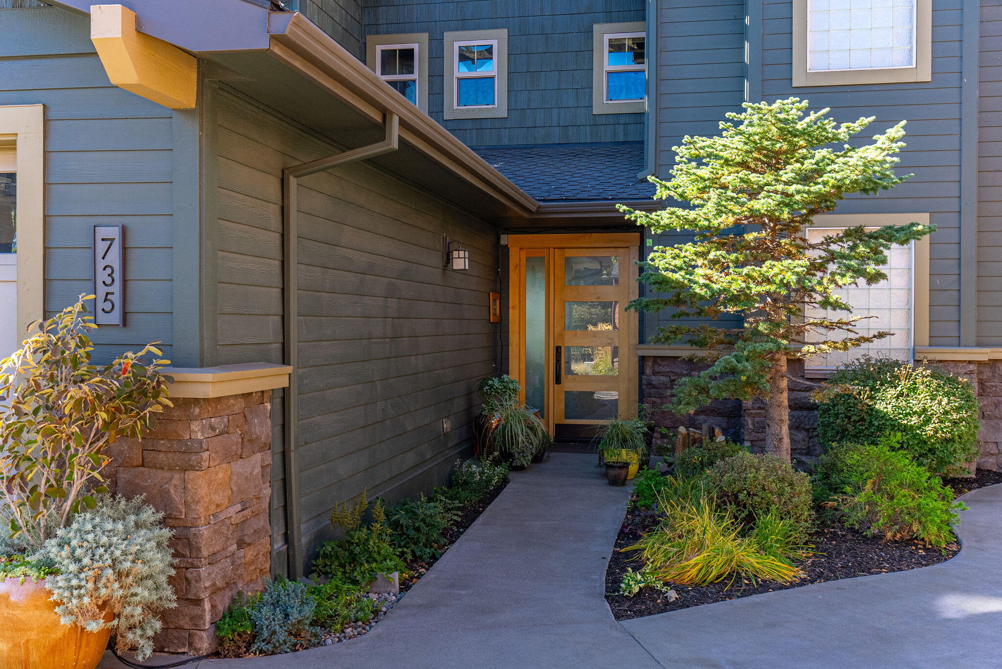 735 SW Otter Way