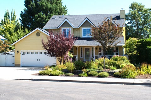 Photo of 640 Carriage Lane, Jacksonville, OR 97530 (MLS # 220228879)