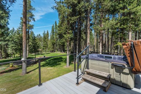 Tiny photo for 15194 E River Loop Drive E, Bend, OR 97707 (MLS # 220222710)
