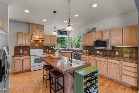 Tiny photo for 15194 E River Loop Drive E, Bend, OR 97707 (MLS # 220222710)