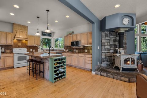 Tiny photo for 15194 E River Loop Drive E, Bend, OR 97707 (MLS # 220222710)
